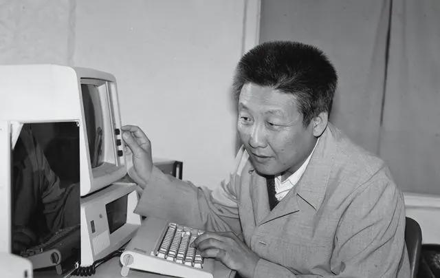 東方紅衛(wèi)星超重孫家棟堅持拆掉毛主席像章周恩來說：支持你！(圖1)