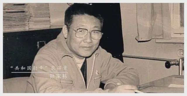 東方紅衛(wèi)星超重孫家棟堅持拆掉毛主席像章周恩來說：支持你！(圖6)
