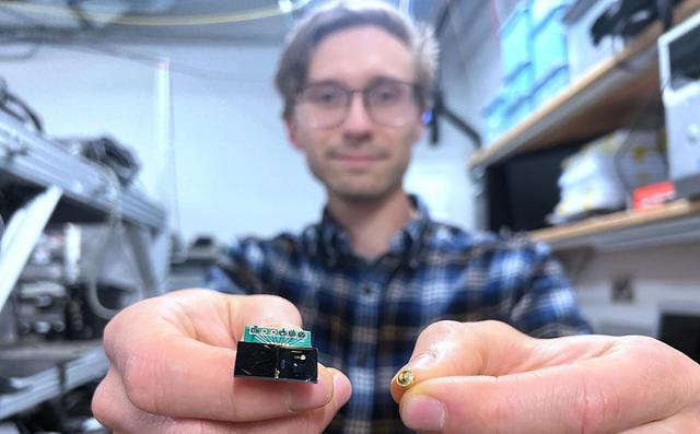手掌大小的激光器打破了實驗室界限 可運用于量子計算、遙感衛(wèi)星